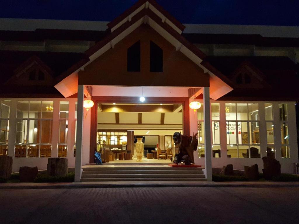 Silayok Grand Hotel Tak Exterior photo
